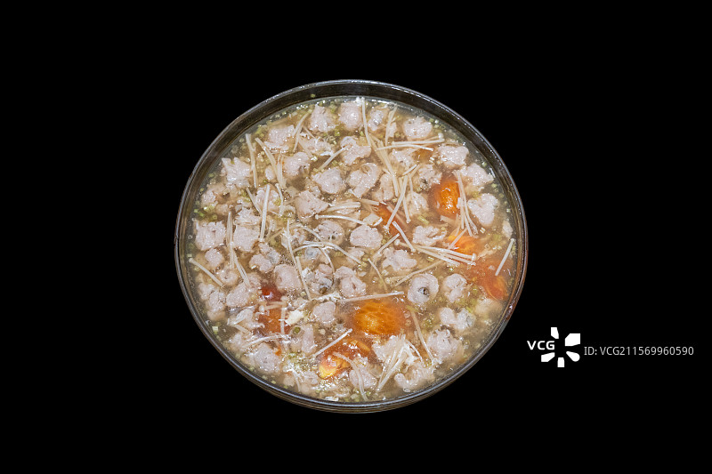 黑色背景下的中式家常菜，菌菇丸子酸辣汤图片素材