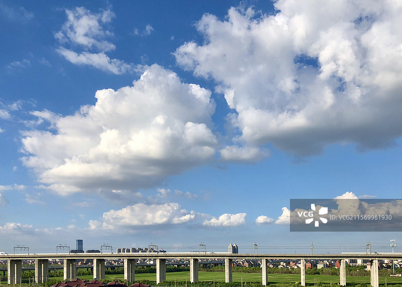 蓝天白云下的铁路高架桥图片素材