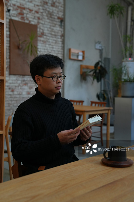 室内 咖啡 品尝 饮料 人物 男 青年 亚洲图片素材