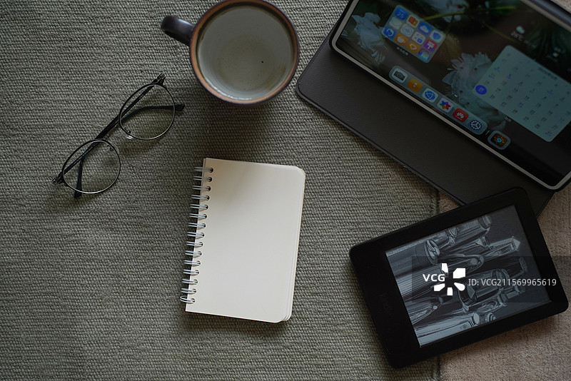 商务 笔记本 杯子 平板电脑图片素材