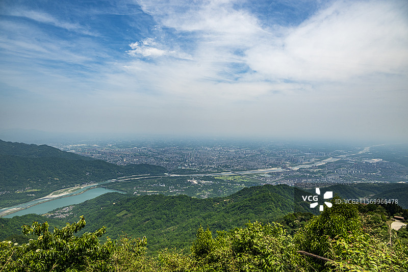 都江堰云华山俯瞰紫坪铺水库风光图片素材