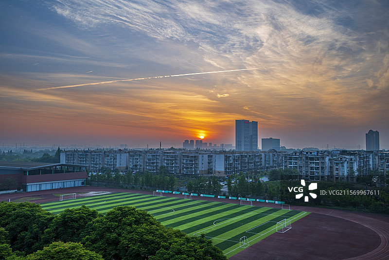 日出时建筑物在多云的天空下的景色图片素材