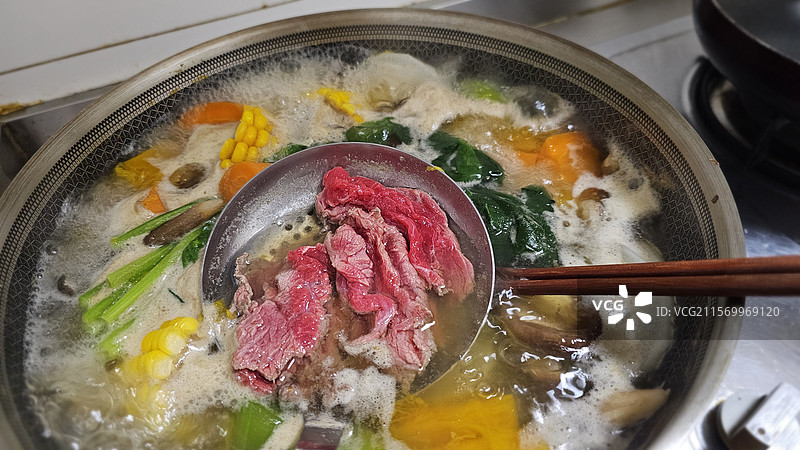 椰子水煮潮汕牛肉和蔬菜图片素材