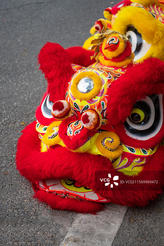 端午节日舞台上的舞狮特写镜头图片素材