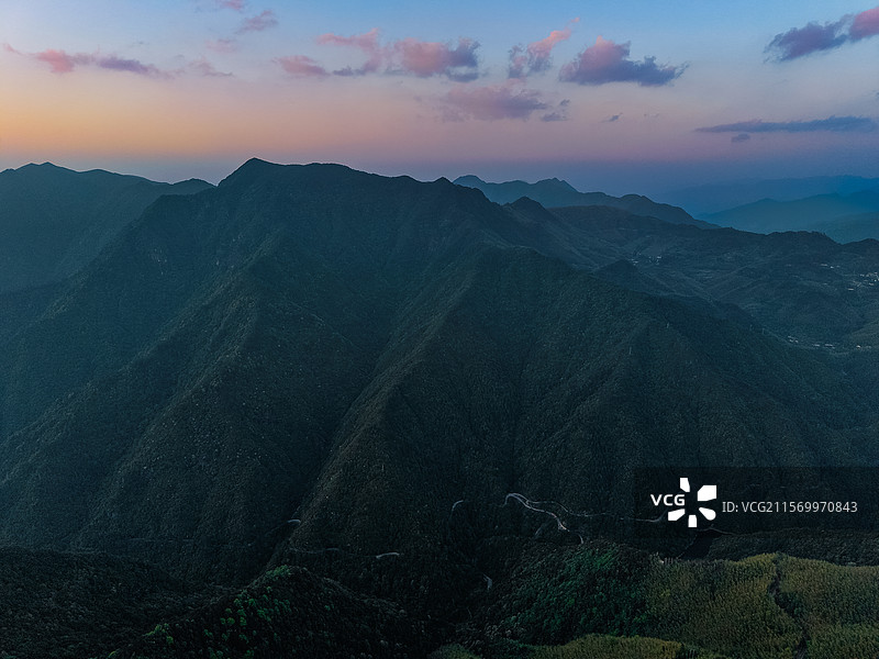 航拍浙江丽水市龙泉市长三角第一高峰黄茅尖图片素材