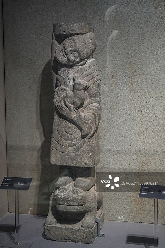 东汉 抱兔石人 郯城县博物馆图片素材