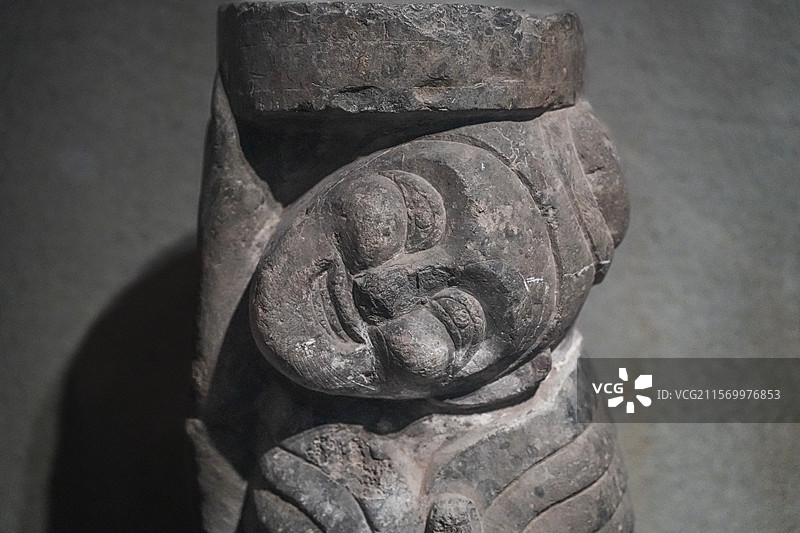 东汉 抱兔石人 郯城县博物馆图片素材