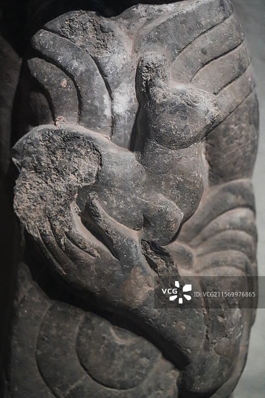 东汉 抱兔石人 郯城县博物馆图片素材