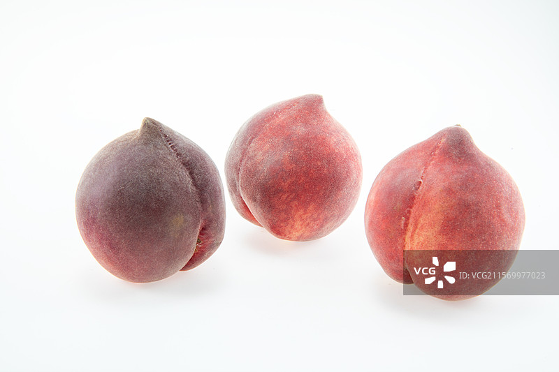 白色背景上的黑美人桃子图片素材