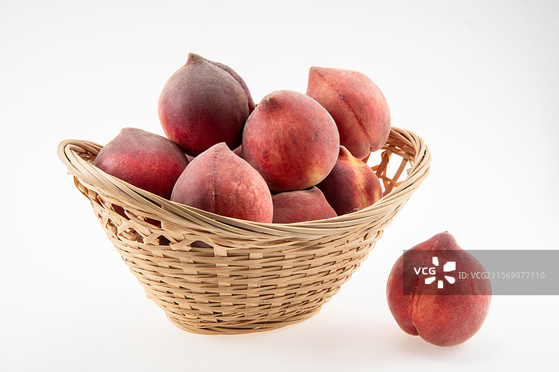 白色背景上的黑美人桃子图片素材