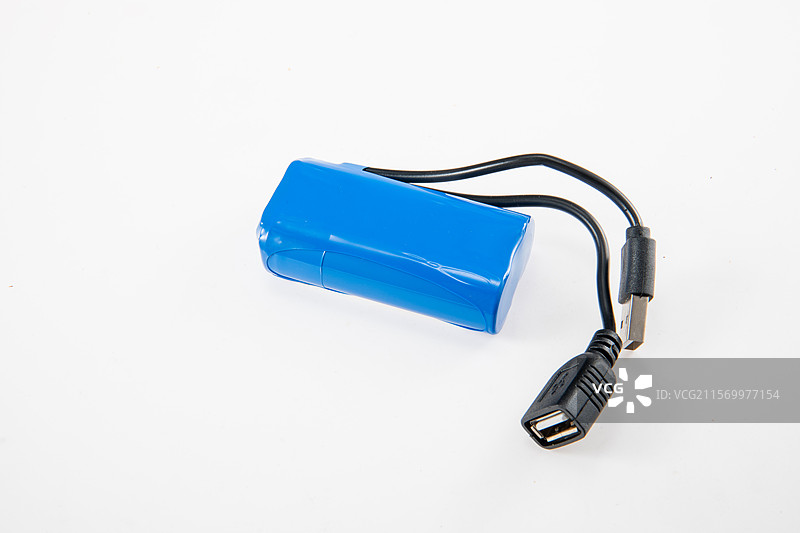 白色背景上的太阳能储能锂电池图片素材