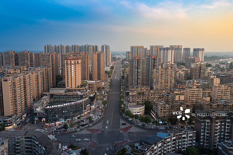 太阳与地平线齐平，温暖的阳光撒向城市图片素材