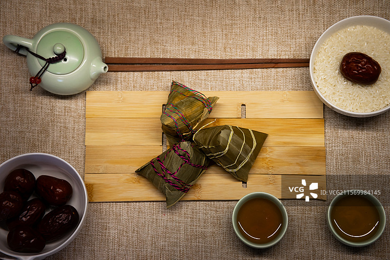 桌上端午节日粽子的特写镜头图片素材