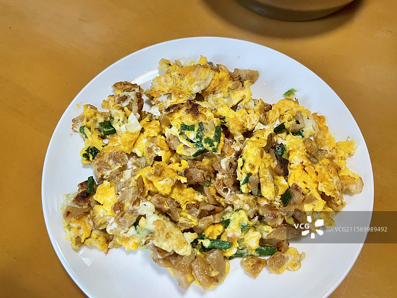 潮汕古早菜脯蛋｜金黄松软×咸香爆炒与木质暖调家常美食视觉叙事图片素材