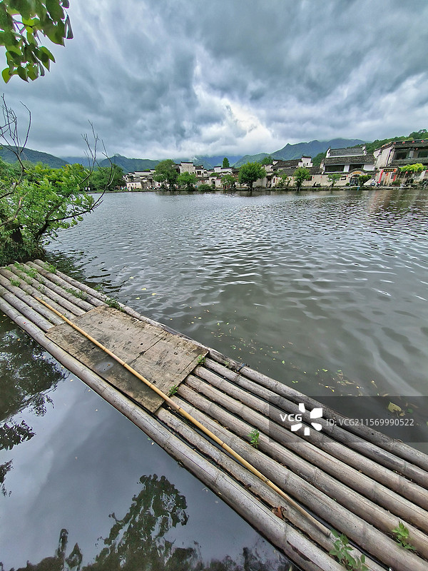 安徽省黄山市世界文化遗产宏村南湖风光中国风水墨画江南徽派建筑竹排竹筏图片素材