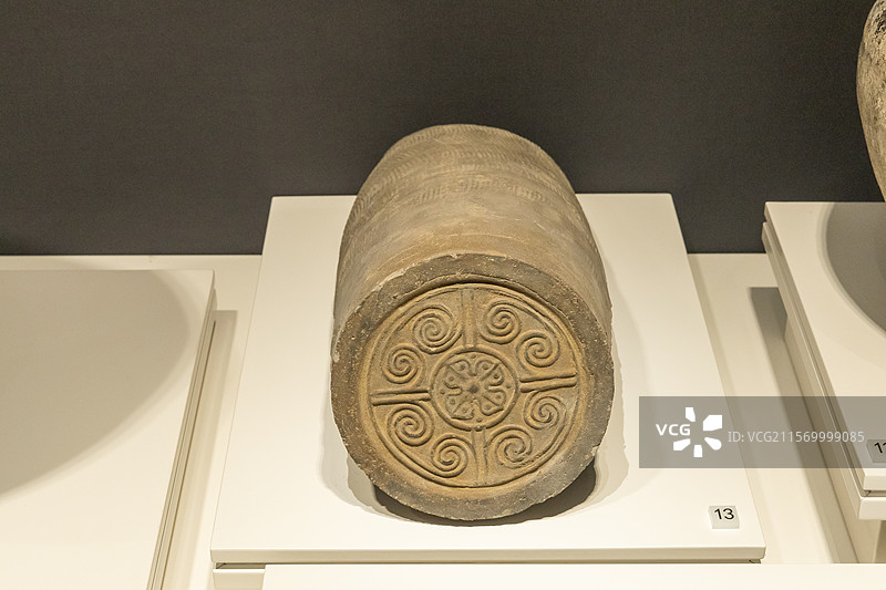 陕西历史博物馆秦汉馆云纹筒瓦秦朝1962年咸阳窑店出土图片素材