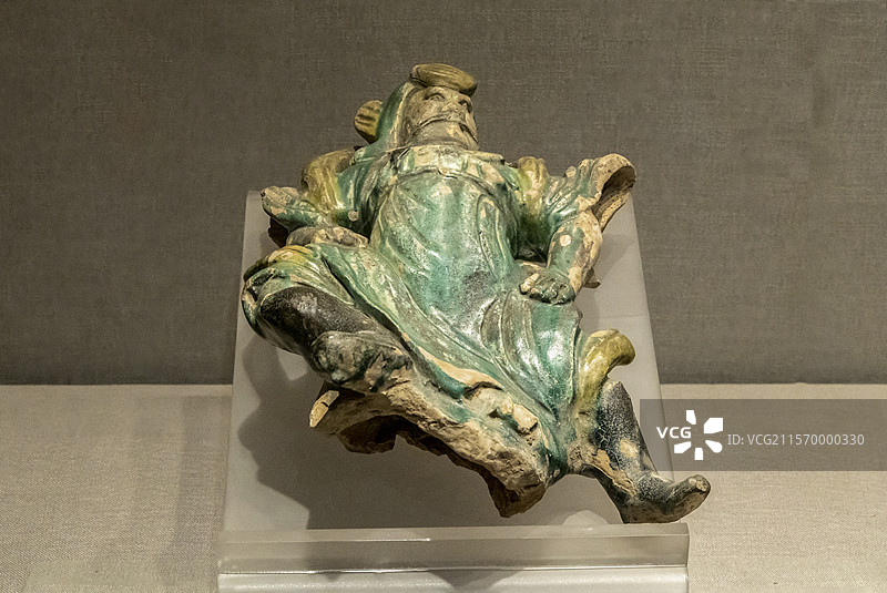 内蒙古博物院“交融汇聚”展：琉璃力士建筑构件（元代，鄂尔多斯市鄂托克旗出土，内蒙古博物院藏）图片素材