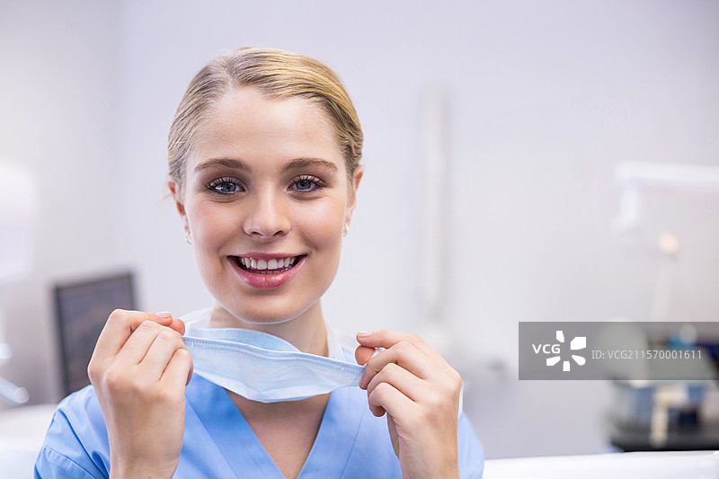 浅蓝色一次性外科口罩放在现代检查室明亮的医疗工作台上图片素材