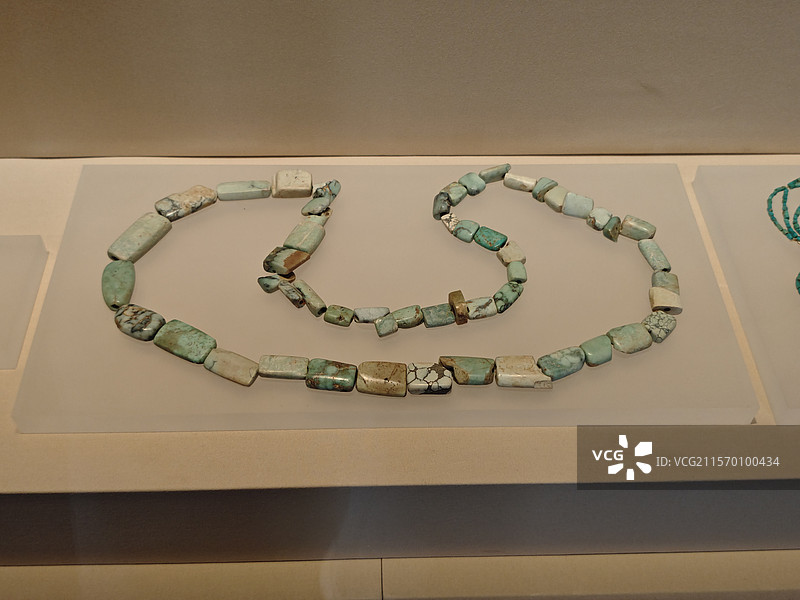 江西省博物馆商代磷铝石项链图片素材