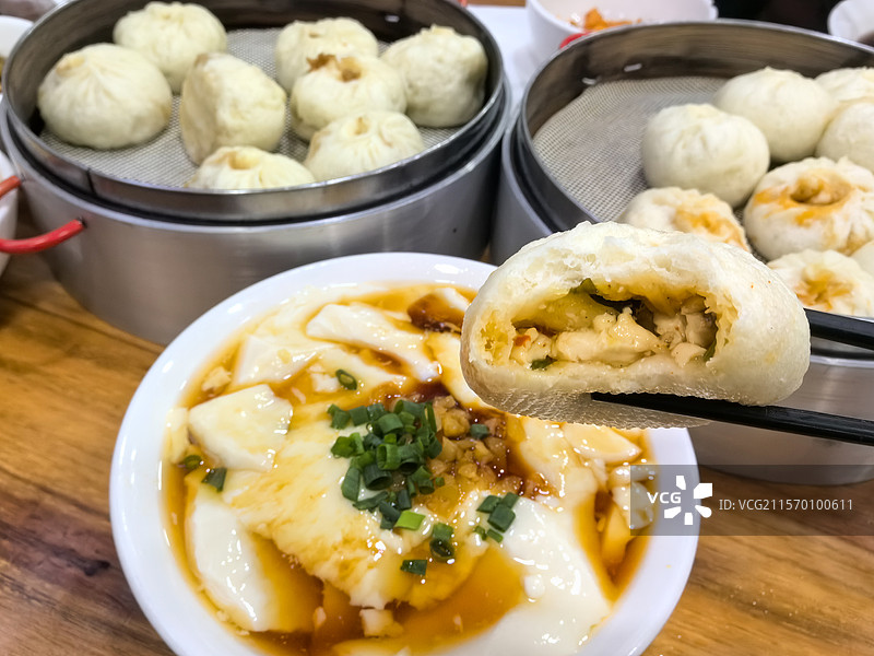 清晨，来一笼热气腾腾的正宗杭州小笼包，加一碗传统的酱油豆腐脑，体验杭州能量满满的传统早餐图片素材
