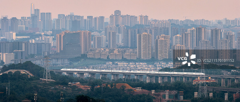 重庆轨道交通6号线列车在九曲河-礼嘉行车段途中图片素材