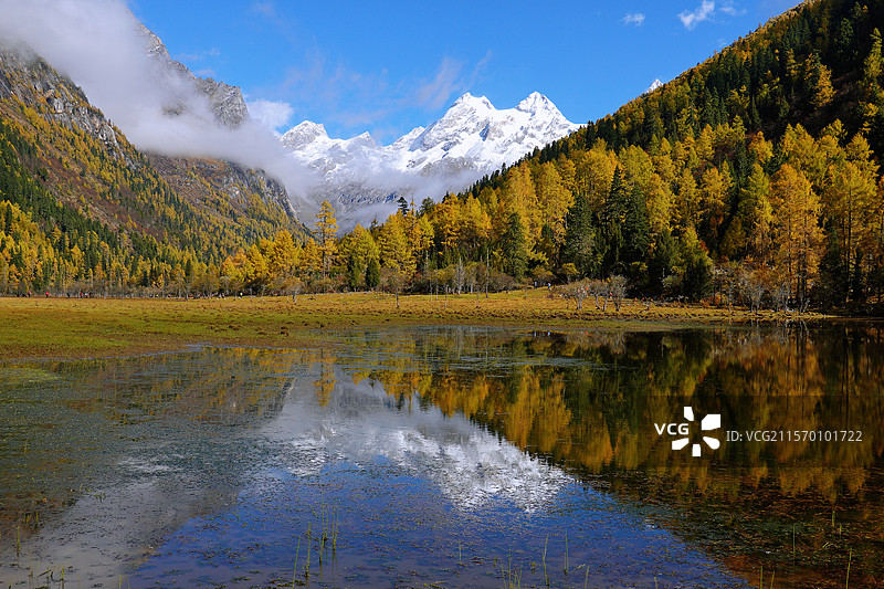 长穿毕雪山湖泊图片素材