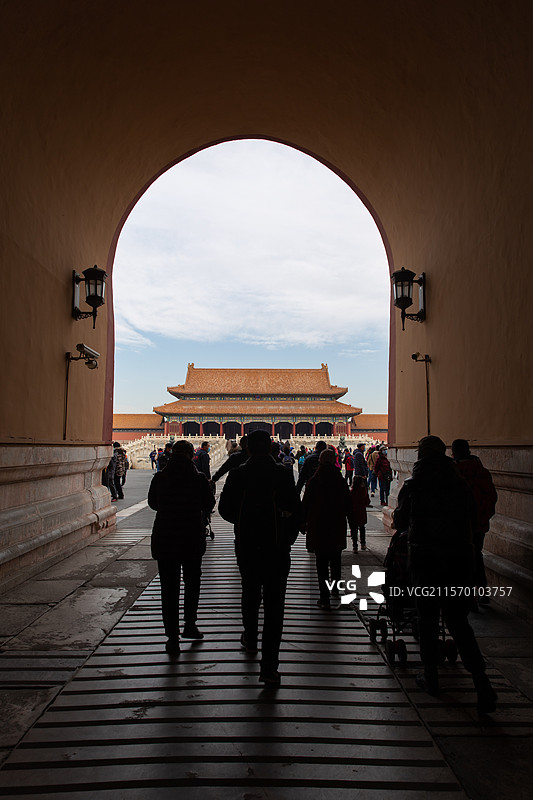 游客穿过故宫午门门洞图片素材