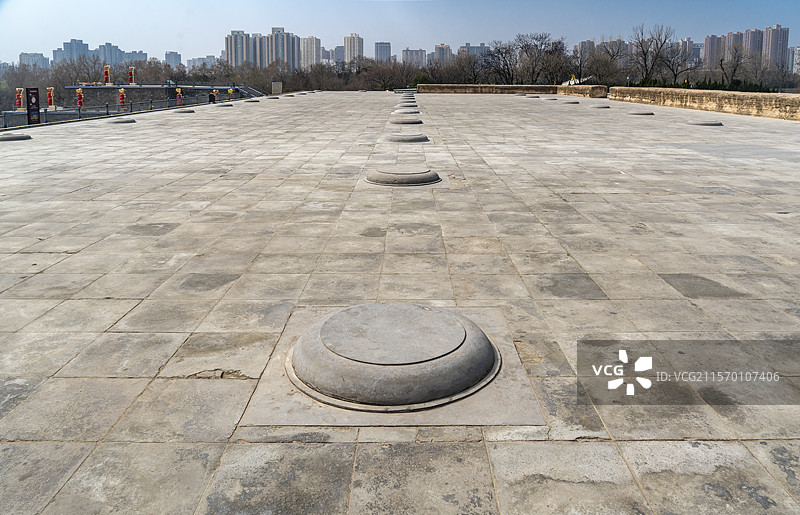 西安唐大明宫遗址含元殿柱础图片素材