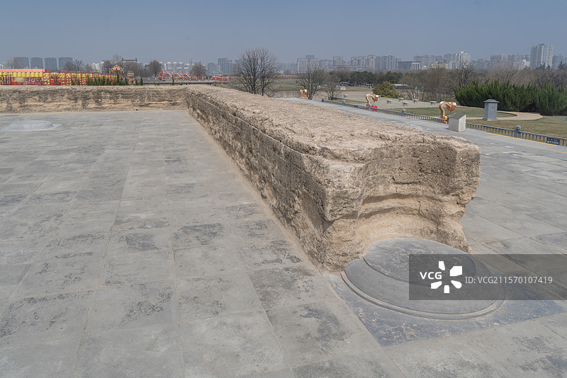西安唐大明宫遗址含元殿夯土墙图片素材
