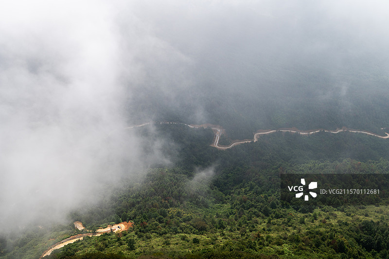 云雾缭绕的盘山公路图片素材