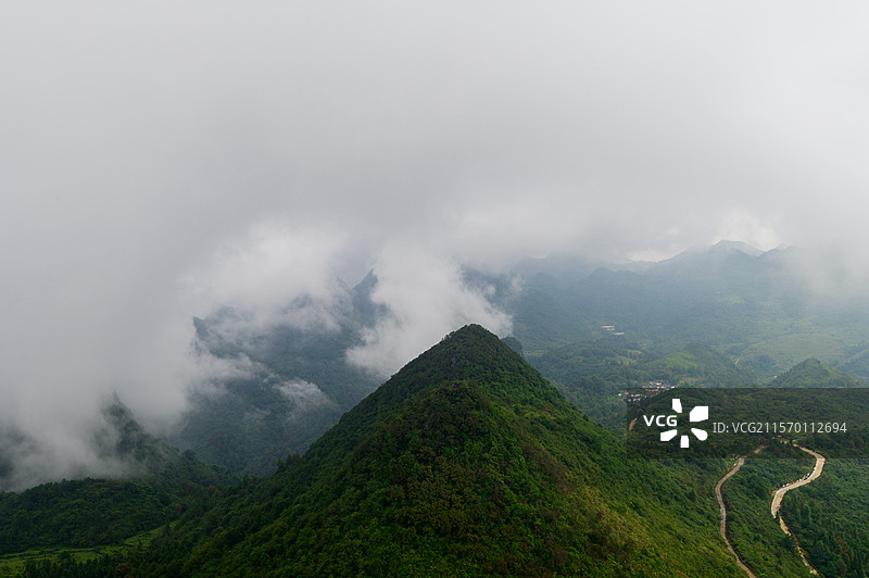 云雾缭绕的盘山公路图片素材