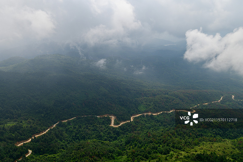 云雾缭绕的盘山公路图片素材