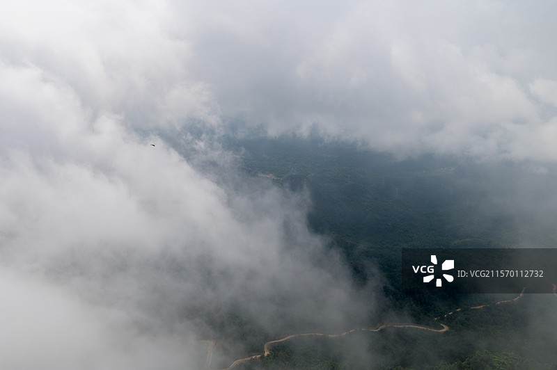 云雾缭绕的盘山公路图片素材