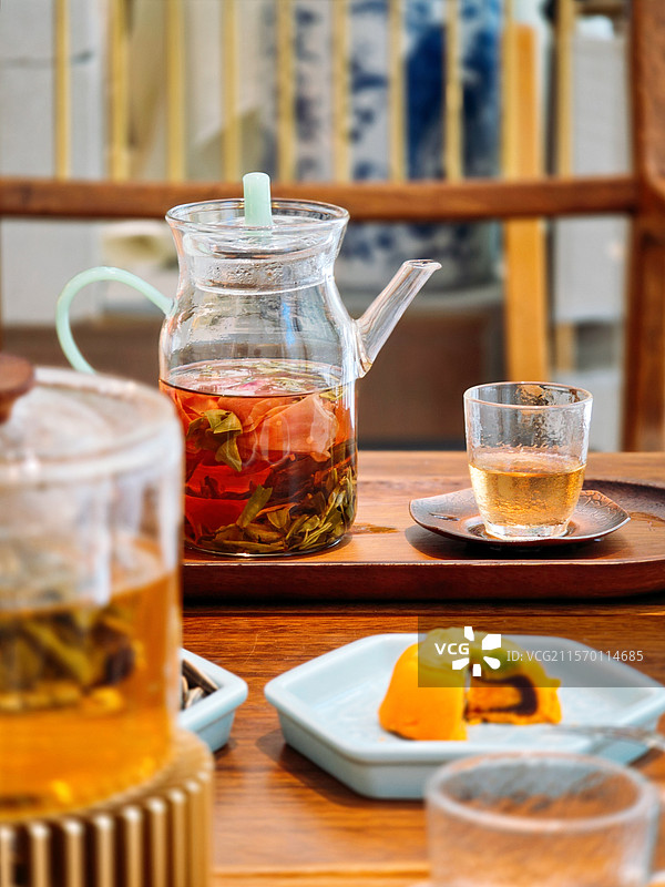 茉莉花茶和玫瑰绿茶配蛋黄酥图片素材