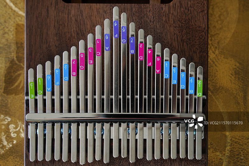 最容易学习的乐器——拇指琴的不同角度特写图片素材