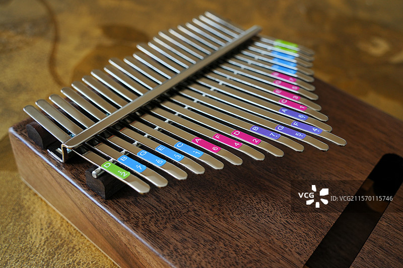 最容易学习的乐器——拇指琴的不同角度特写图片素材