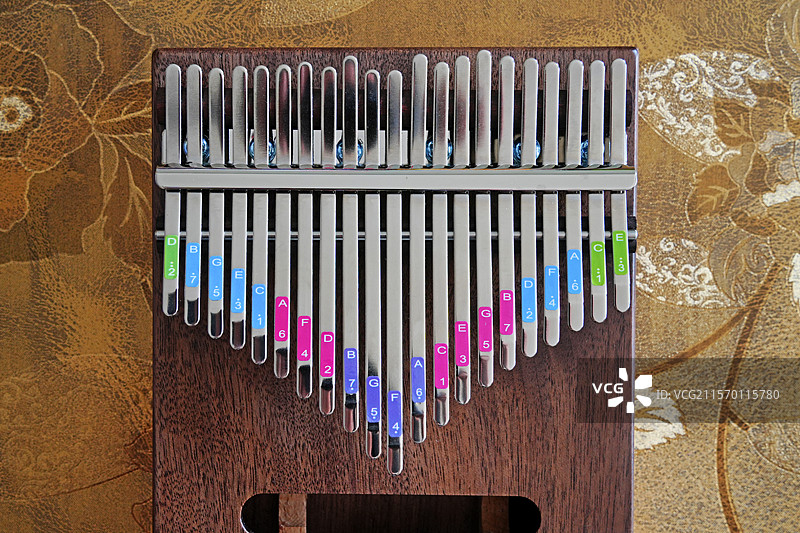最容易学习的乐器——拇指琴的不同角度特写图片素材