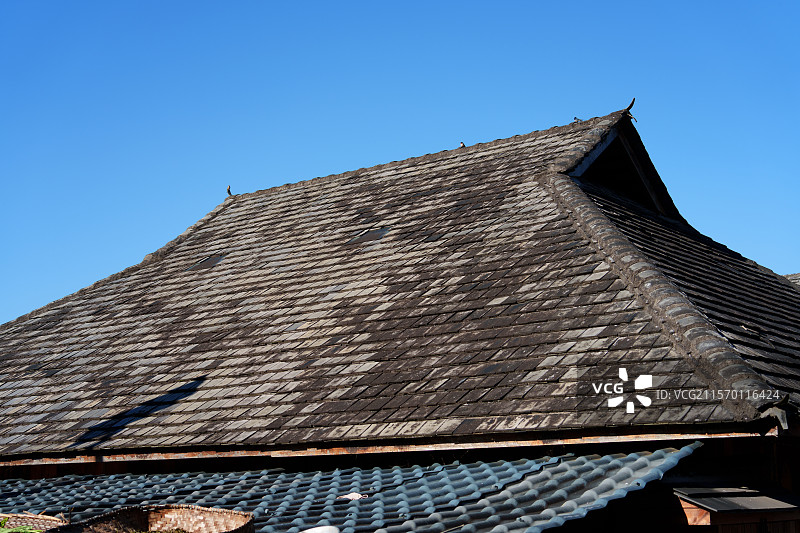 古朴瓦顶与晴朗蓝天图片素材