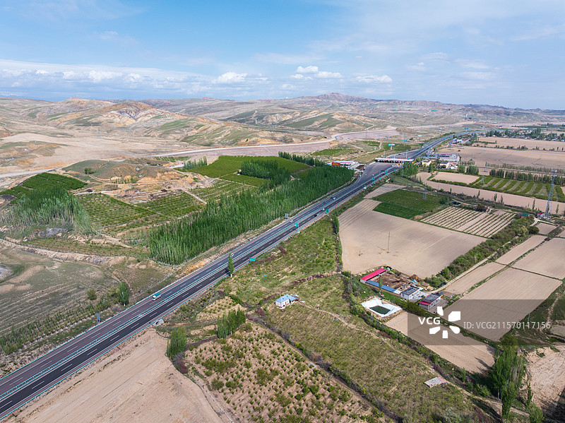 俯瞰新疆伊犁乡村建设高速公路图片素材