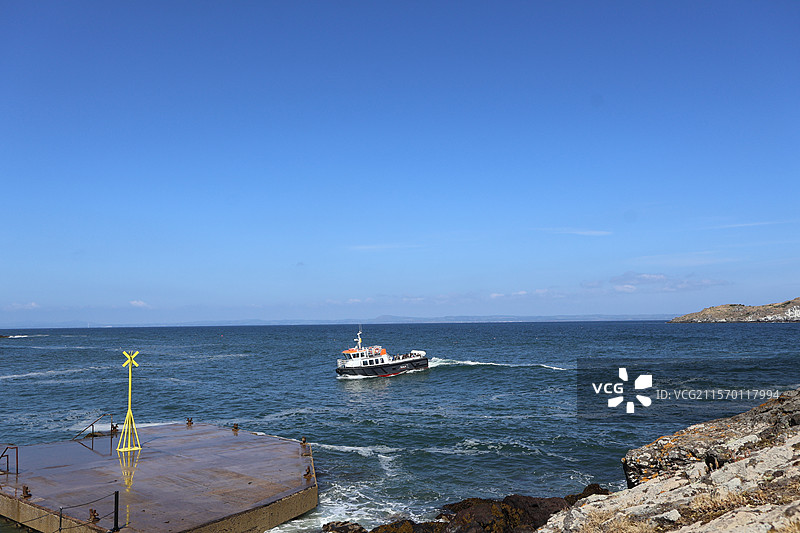 爱丁堡北贝里克海上的观鸟船迎着海浪前行图片素材
