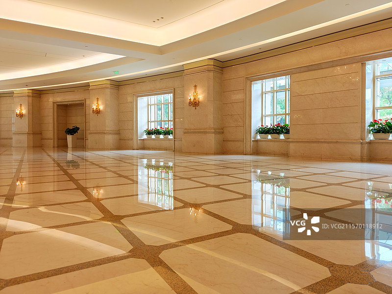 上海震旦博物馆温暖明亮的大堂图片素材