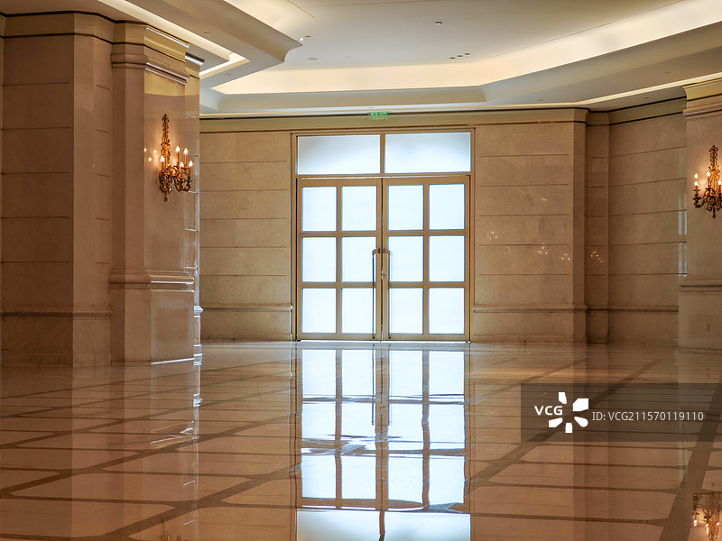 上海震旦博物馆温暖明亮的大堂图片素材
