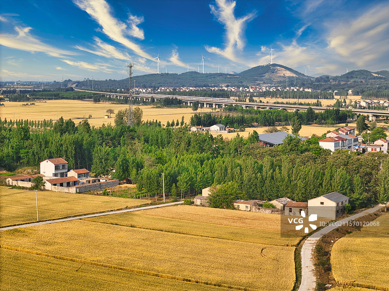 麦田村庄远山图片素材