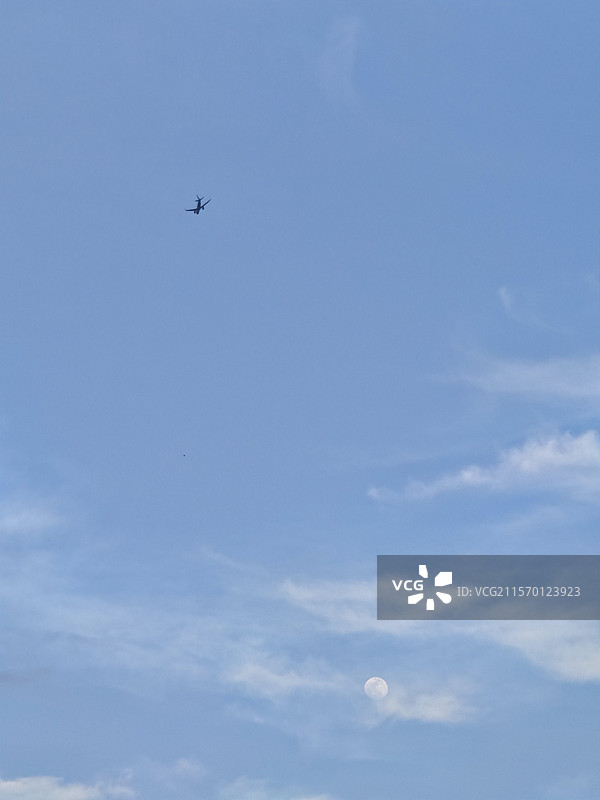 ccd镜头下的月亮与飞行器图片素材