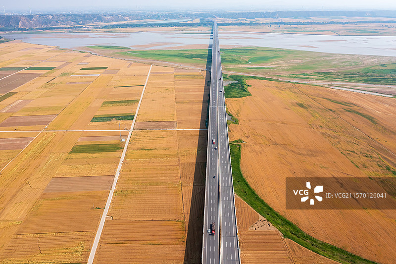 河南省郑州市郑云高速跨黄河大桥两边的麦田风光图片素材