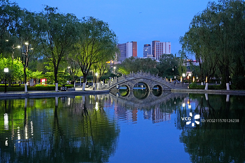 甘肃省平凉市崆峒区柳湖公园夜景图片素材