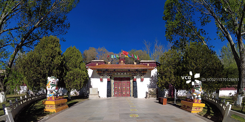 罗布林卡大门古朴庄重，色彩鲜明，饰有精美图案，周围绿树环绕，洋溢着藏式园林的独特韵味与宁静氛围。图片素材