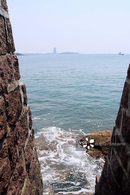山东青岛 大海 八大峡广场 西陵峡路 海景 从堤坝之间拍摄图片素材