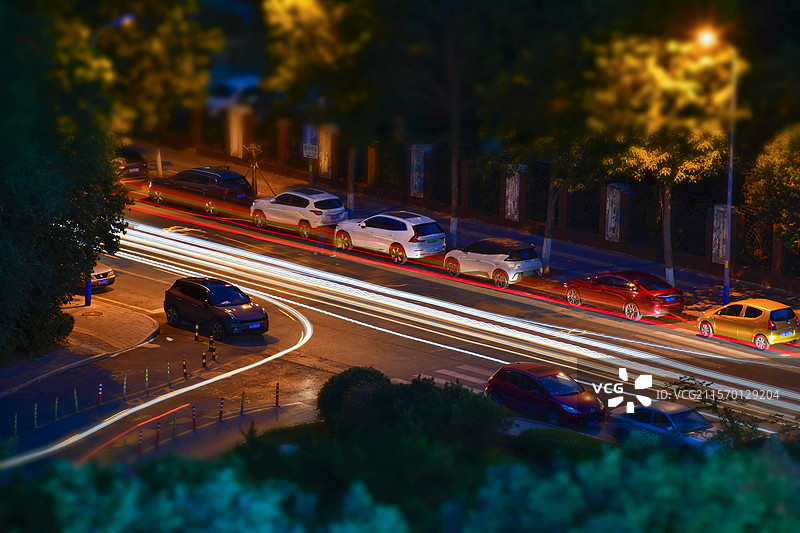 长曝光下汽车灯光的移形换影图片素材