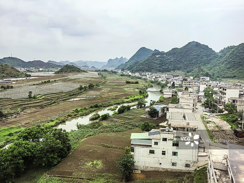 中国贵州安顺市沪昆高铁安顺境内沿线田园风光，乡村风光，高铁车窗外的田园风光图片素材